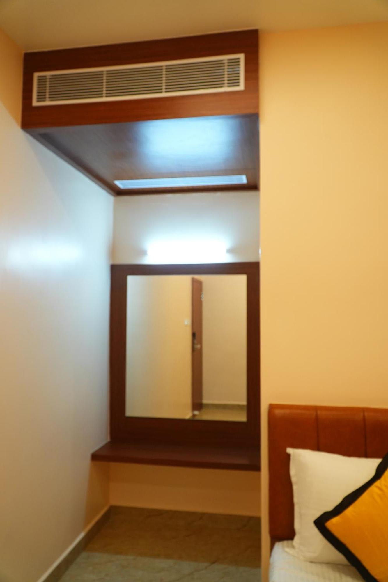 Uj Pallazzio - Business Class Luxury Hotel Tiruvannámalaj Kültér fotó
